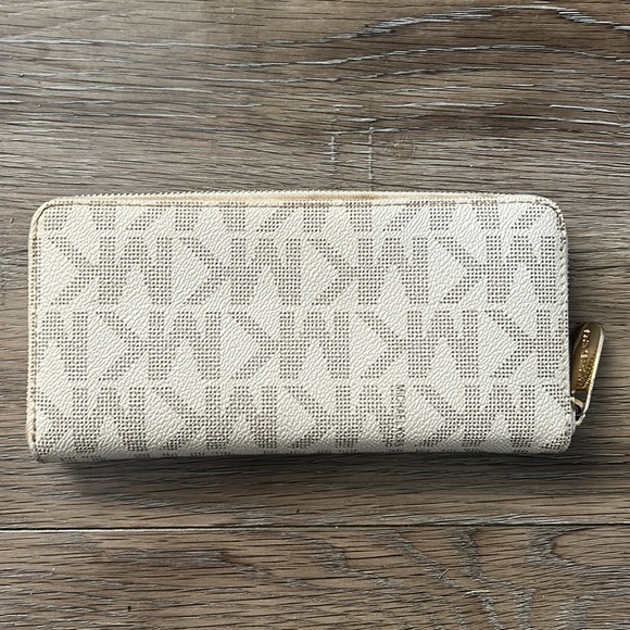 Michael Kors White Zip Wallet - Picture 2 of 7